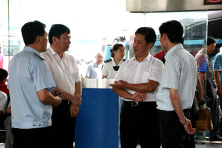 吴董事长冒雨视察端午节游客运输事情-伟德体育官网
