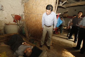 亲近联系群众&amp;nbsp;帮扶难题家庭-伟德体育官网