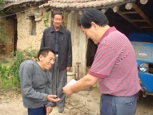 亲近联系群众&amp;nbsp;帮扶难题家庭-伟德体育官网