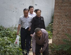 亲近联系群众&amp;nbsp;帮扶难题家庭-伟德体育官网
