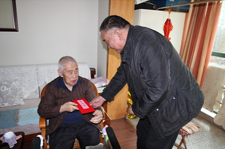 集团向导走访慰问离休老干部-伟德体育官网