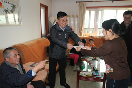 集团向导慰问难题党员-伟德体育官网
